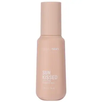 Brume parfumée Sun Kissed pour cheveux et corps aux notes gourmandes de mandarine, caramel fouetté et vanille sucrée. Infusée de phéromones et enrichie en protéine de soya pour hydrater et parfumer délicatement. SS704